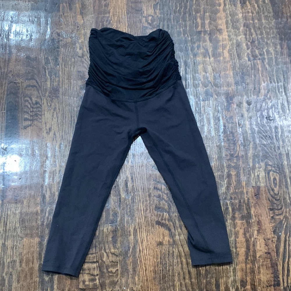 Beyond the bump black capri leggings
